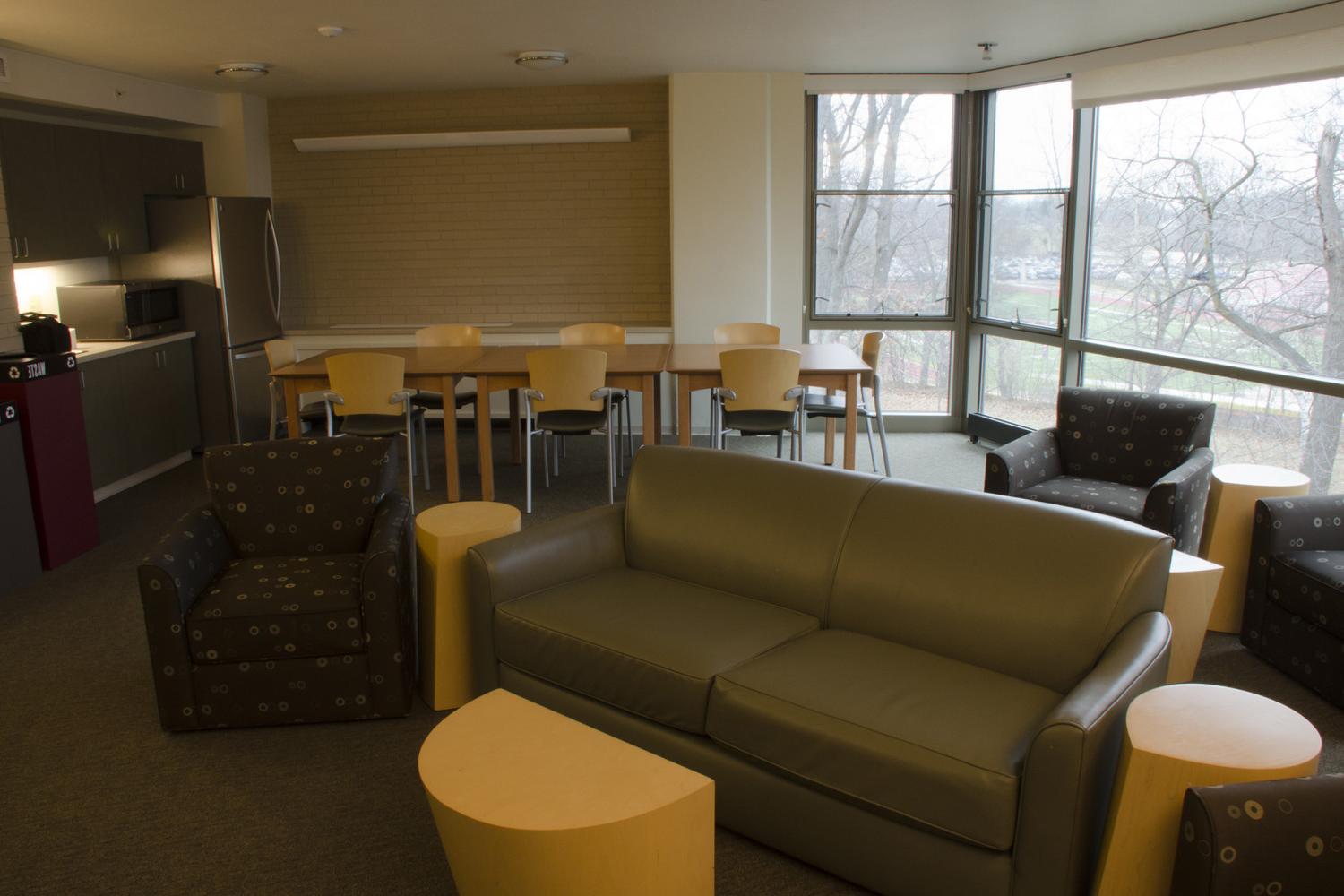 橡树楼在每一层都提供公共休息室，并在底层提供专门的学习空间...